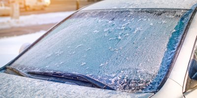 Zamrzlé sklo na autě