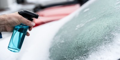 Rozmrazování zamrzlého skla na autě