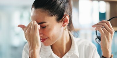 Žena se drží za hlavu