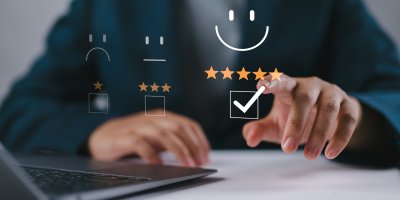 Ruka ukazuje na grafiku