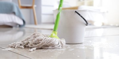 Mop a kyblík na podlaze