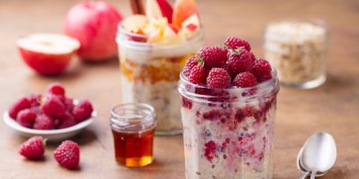 Skleničky s ovesnou kaší a různým ovocem