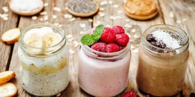 Noční ovesné vločky s malinami, banánem, čokoládou a různými dalšími ingrediencemi