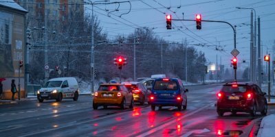 Auta na silnici během zimního podvečera