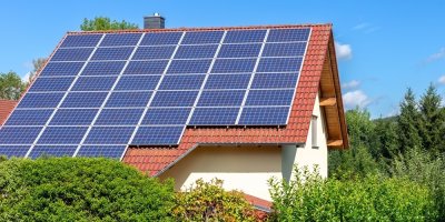 Solární panely na střeše rodinného domu