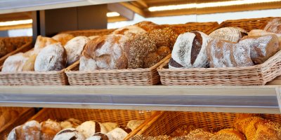 Pečivo v košících v obchodě