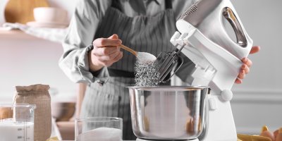 Sypání cukru do kuchyňského robota