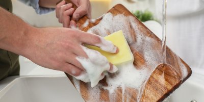 Mytí dřevěného prkénka houbou