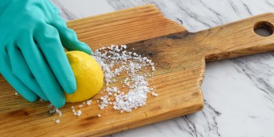 Čištění prkénka citronem