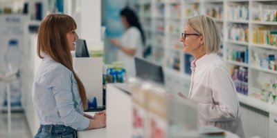 Farmaceutka a zákaznice v lékárně