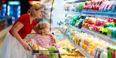 Nakupování s dítětem v nákupním vozíku