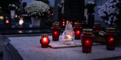 Hořící svíčky na hřbitově