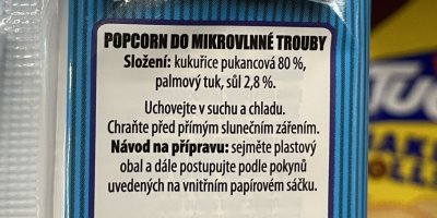 Etiketa na obalu popcornu do mikrovlnné trouby