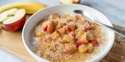 Kaše s kousky ovoce a amarantovými semínky v misce