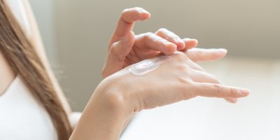 Mazání rukou krémem