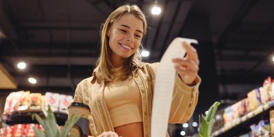 Žena se usmívá na nákupní lístek