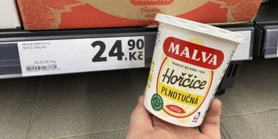 Balení hořčice v rukou