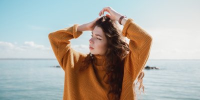 Žena ve svetru u moře