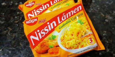 Instantní nudlová polévka v produktovém obalu