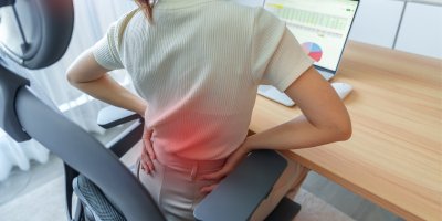 Žena u pc s bolavými zády