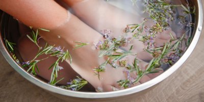 Koupel nohou s bylinkami