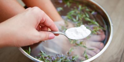 Přidávání soli do koupele