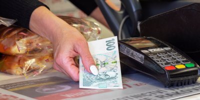 Ruka drží českou stovku