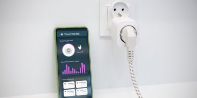 Zásuvka a aplikace Chytrá domácnost na telefonním displeji