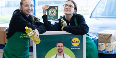 Dvě mladé dobrovolnice v projektu Sbírka potravin 