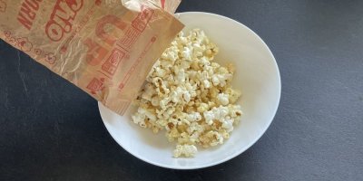 Popcorn v bílé misce 