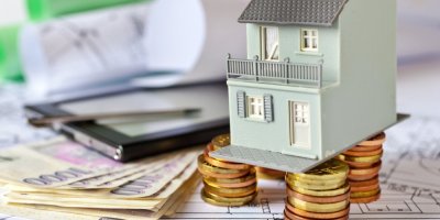 Malý model rodinného domu, české bankovky a mince