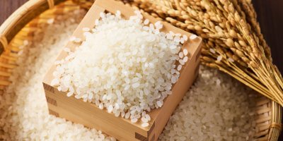 Rýže v dřevěné krabičce