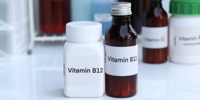 Lahvičky s nápisem Vitamin B12