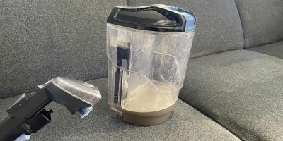 Vyzkoušeli jsme tepovač za 2 000 Kč a fungoval. Nádržka s použitou vodou byla opravdu hodně špinavá.