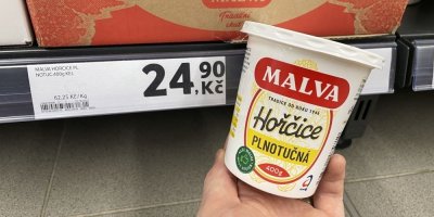 Balení hořčice v rukou