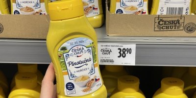 Balení hořčice v rukou