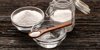 Jedlá soda a miska s vodou