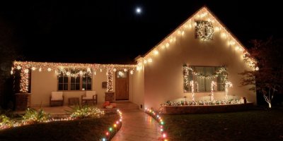 Rodinný dům ozdobený vánočním osvětlením