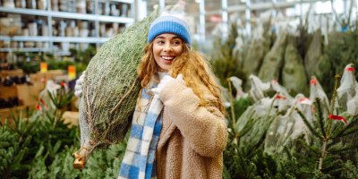 Žena si vybírá vánoční stromeček