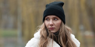 Portrét mladé ženy v černé čepici