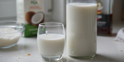 Bílý nápoj ve sklenicích