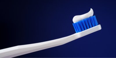 Zubní kartáček na tmavě modrém pozadí
