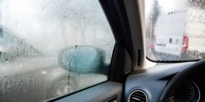 Zamlžená skla v autě