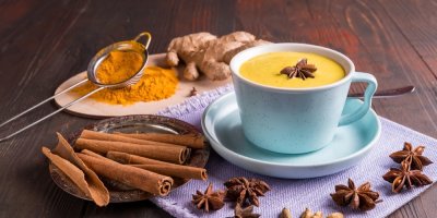 Zlaté mléko v hrníčku, kolem koření