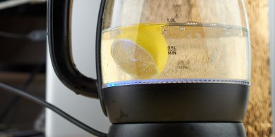 Citron ve vařící konvici