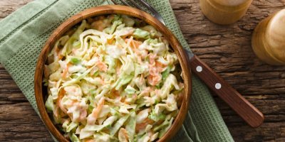 Zelný salát v dřevěné misce