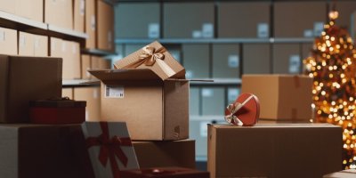 Balíky s vánočními dárky ve skladu