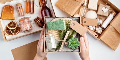 Tři dárkové sady produktů pro osobní péči