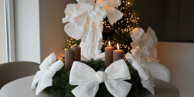Adventní věnec s velkými bílými mašlemi