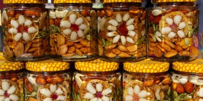 Několik sklenic s ořechy naloženými v medu